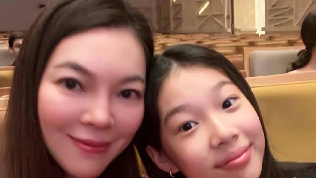 曾馨莹|富士康老板娘子女罕见合体，女儿穿裙似妈翻版，儿子颜值被爸拉垮