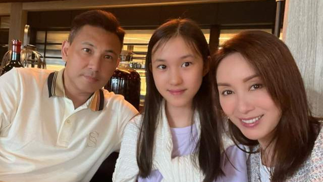 郭可盈|郭可盈夫妇外出聚餐！庆祝爱情开始于27年前，12岁女儿清纯且淡雅