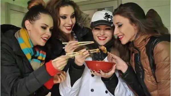 鱿鱼|外国人真的很喜欢中国菜吗？那些存在外国的“中国菜”，让人疑惑