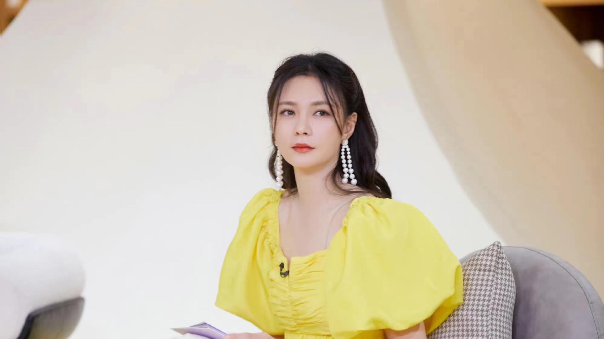 沈梦辰录制新节目，穿一条黄色泡泡袖连衣裙，恬静又减龄！