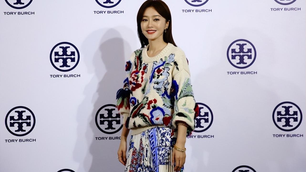 秦岚|秦岚的穿搭太年轻了，花里胡哨的裙子也敢穿，看着好年轻啊