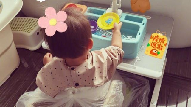 郑恺|郑恺晒女儿洗碟子背影美照，温柔贤惠遗传苗苗，肉嘟嘟超可爱