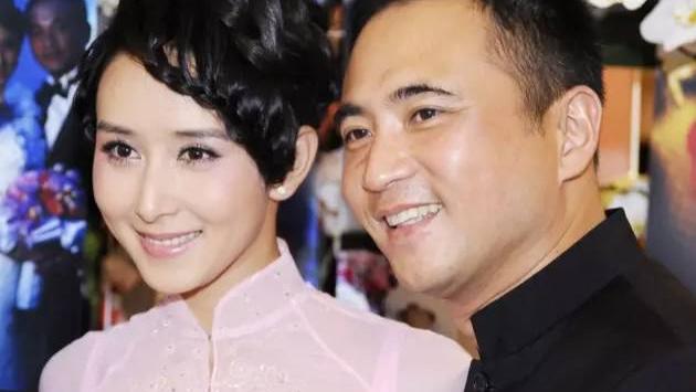 胡静|为不和妻子分房睡，50亿身价老公切除扁桃体，胡静爱了3年才肯嫁