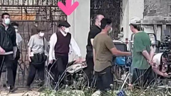 刘德华|刘德华广东农村拍戏，模样苍老身形驼背，网友：这身高顶多1米74