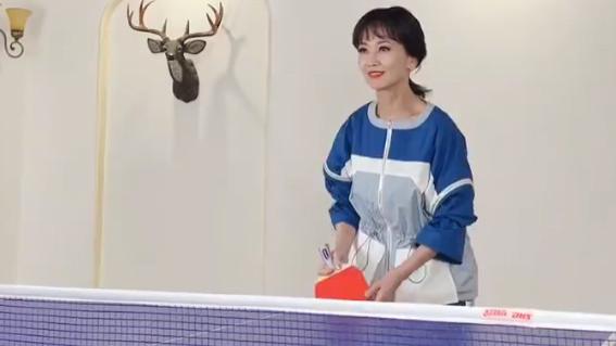 王小石|68岁赵雅芝陪小儿子打球！身材苗条活力满满，母子俩长得一模一样