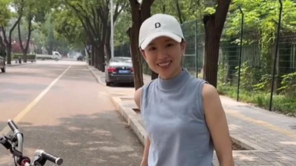 董洁|42岁董洁骑行吃路边摊！瘦成排骨学生感十足，13岁儿子越来越帅气