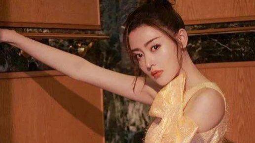 张艺谋|张天爱躺在地上拍照，躺姿豪放敢秀敢穿，身材依旧保持得很好