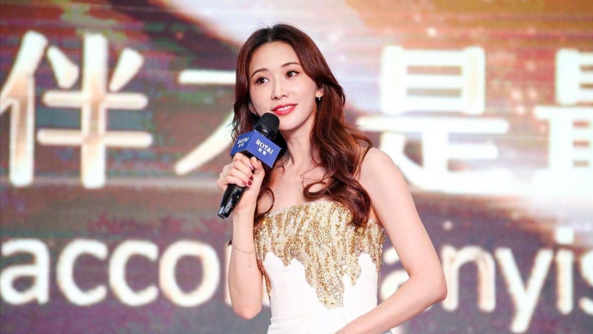 鹿晗|林志玲上身穿的虽然平淡，但下身的皮裤真反光，显得腿缝有点宽