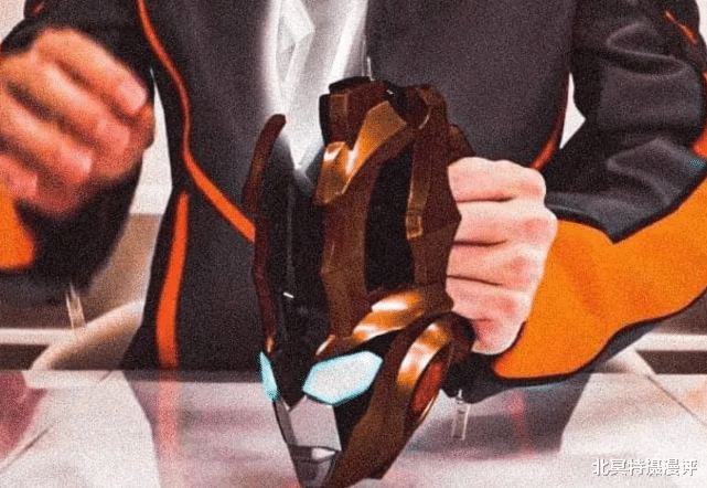 闪光剑|奥特曼：戴卡将全网同步更新，小金人闪光剑登场，新武器排面拉满