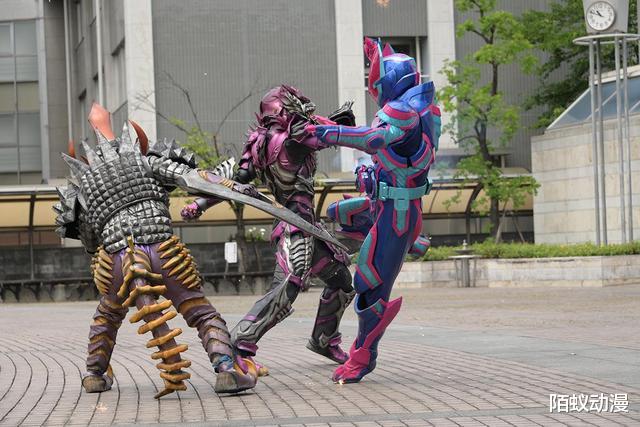 acgn漫评|假面骑士Revice第45话，猪咪玩黑化，双美女扑街，新蝙蝠光速吃瘪