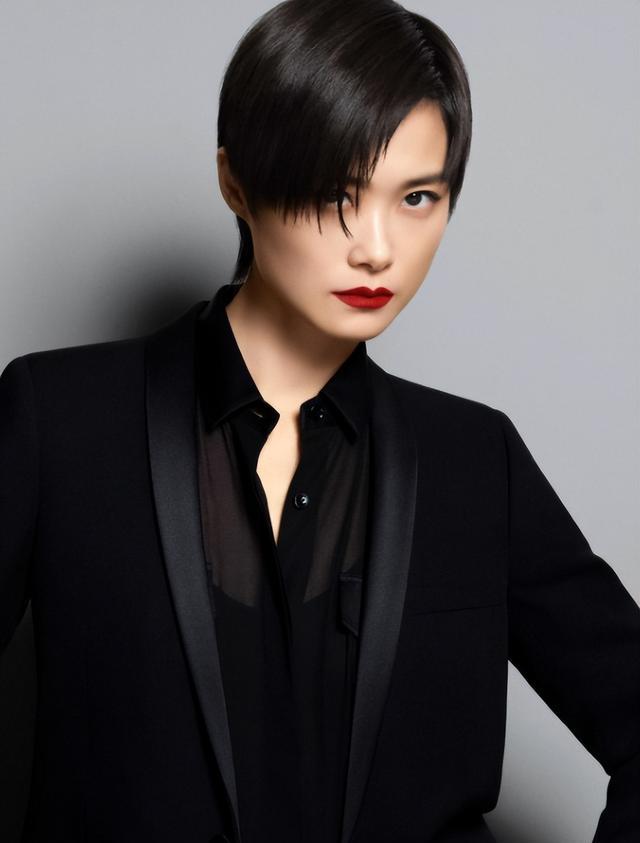 李宇春父亲 女儿4登春晚是我的骄傲 如今她38岁仍未婚让我操碎心 李宇春她爸 李宇春和妈妈