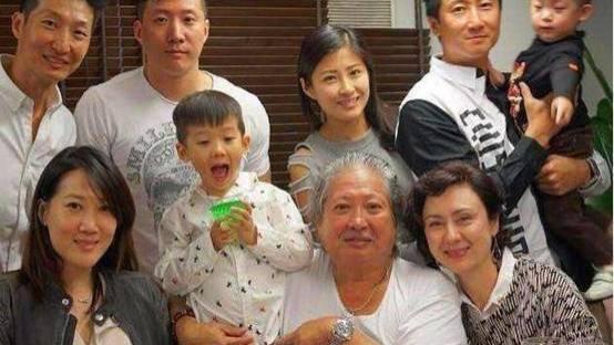 洪金宝|洪金宝豪宅曝光堪比宫殿，厨房比三居室还要大不少？一家九口齐住