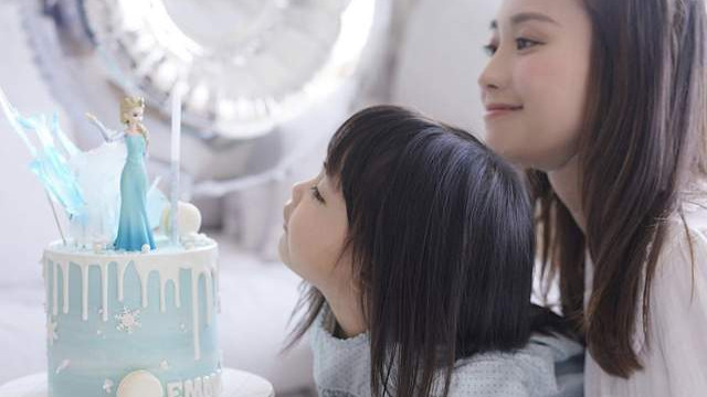 37岁前TVB花旦为3岁女儿庆生，豪宅内景太朴素，富二代老公未现身