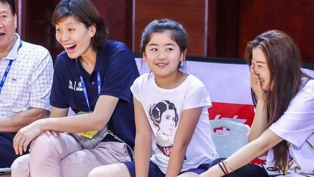 姚明|姚明带女儿吃早餐被拍！体重明显下降，11岁女儿身高达1米8