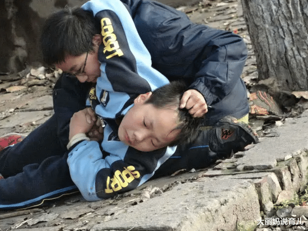 小男孩被妈妈拳打脚踢, 还咬了他妈胳膊, 评论区火了。