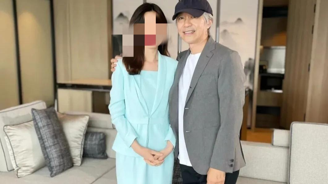 周星驰|周星驰近照：满头白发苍老得让人心疼，无子女无老婆要独身一辈子