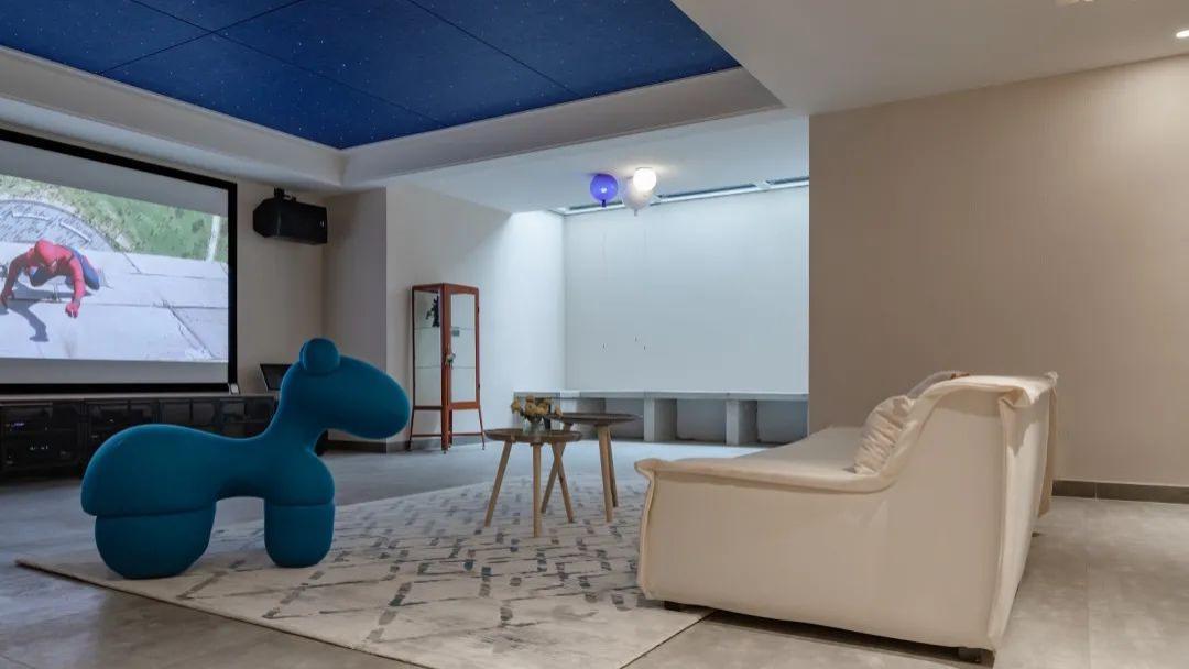 450平米现代简约风实景案例 橡木色x克莱因蓝复古式优雅