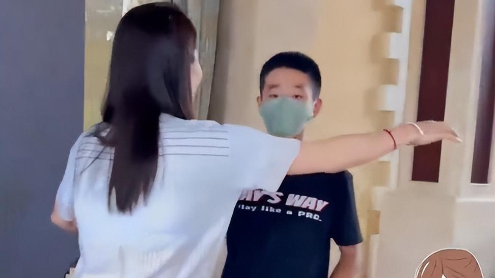 杨威|杨威12岁儿子获得冠军！参加夏令营晒成非洲人，个头高挑长相帅气