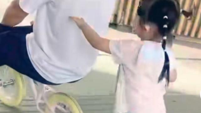 陈展鹏|陈展鹏分享一家三口的温馨日常 太太给他们父女俩拍各种温馨合照