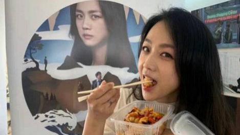 汤唯|42岁汤唯晒素颜吃饭照，与知名导演携新片现身戛纳，或将成为影后