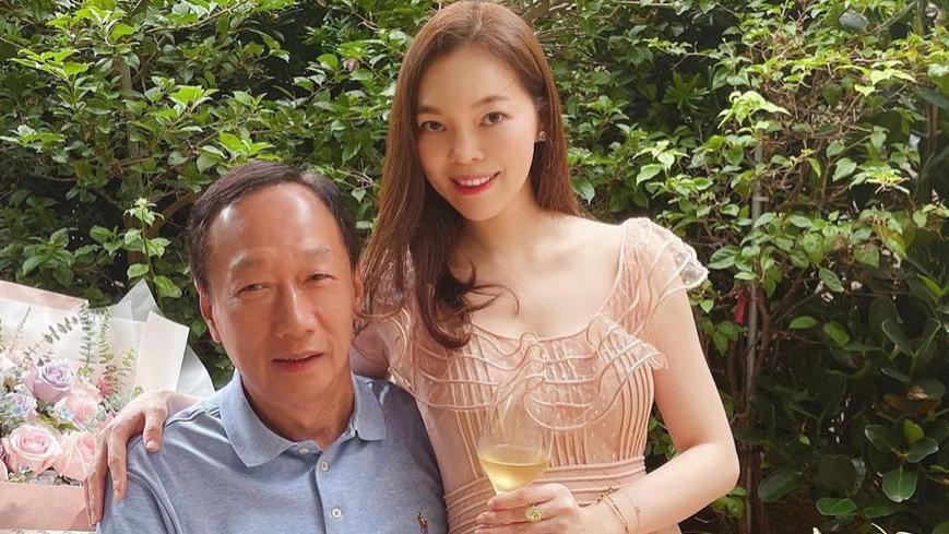 风起洛阳|富士康老板娘拍写真！穿短裙美腿抢镜，身材完美不像3个孩子的妈