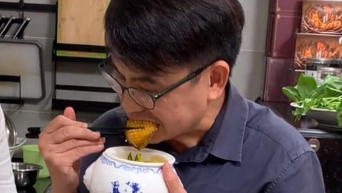 刘亦菲|黄一山现身豪宅吃佛跳墙，大口吃鲍鱼海参太满足，已定居内地19年