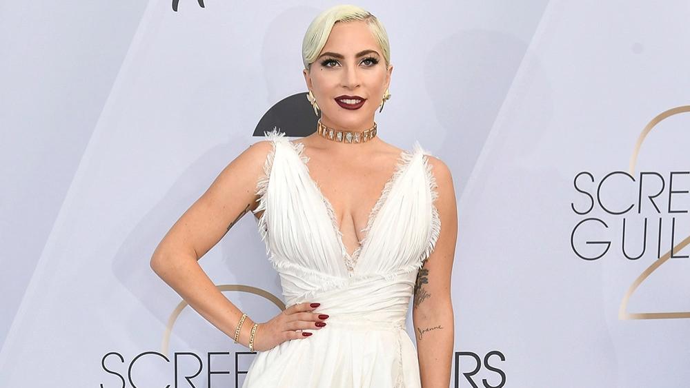 凯莉·詹娜|10位好莱坞女星穿白色礼服造型照片，天使派来的美人，完美的身材