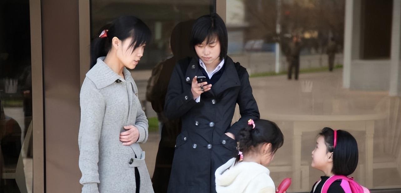闪存|朝鲜女导游玩中国游客手机,感叹手机功能强大
