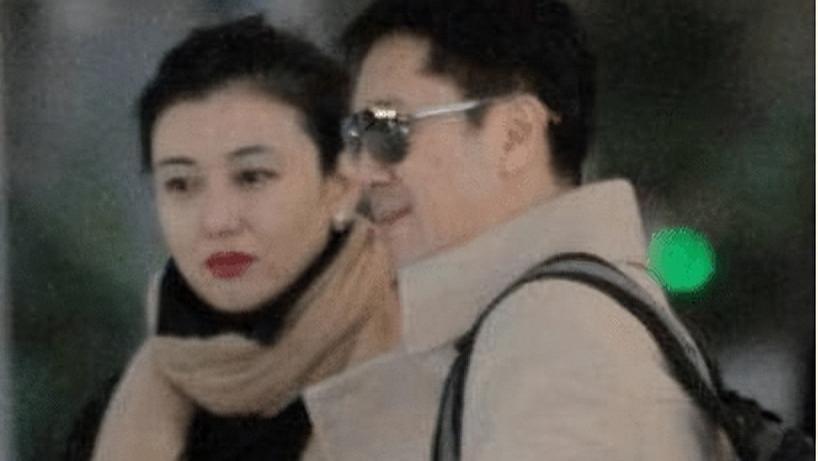 蔡国庆|51岁蔡国庆妻子近照曝光，长相精致皮肤白皙，二婚娶外国美女