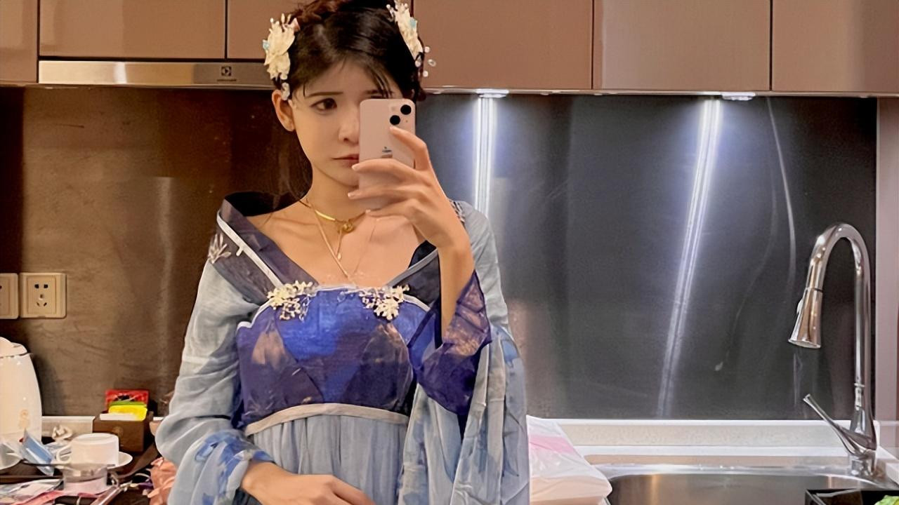 萝莉|负债六百万，被包养，遭男友曝私密视频，狗头萝莉自爆幼年悲惨往事