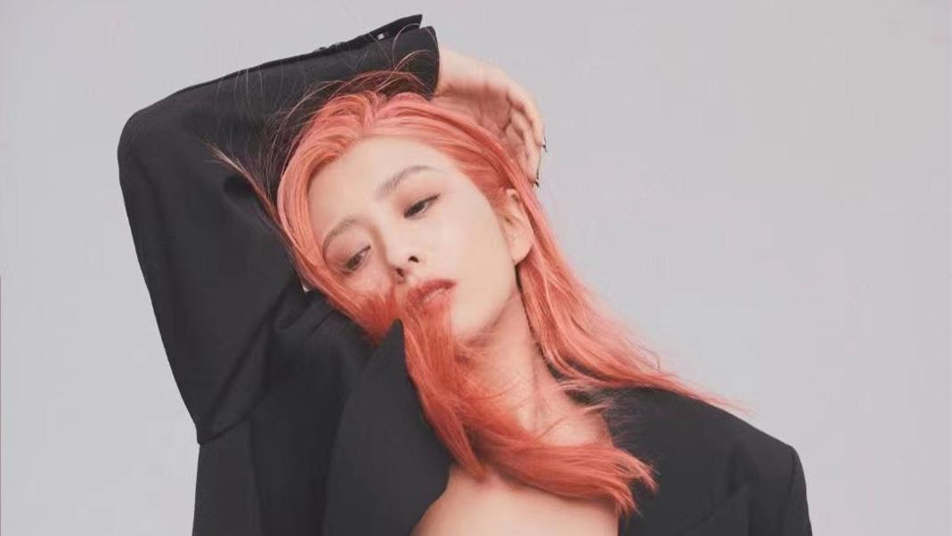 佟丽娅|佟丽娅染粉色头发，着装逆袭甜妞变潮女不敢认，离婚后的她怎么了？