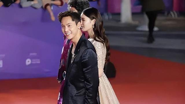 鹿晗|浮肿油腻，含胸驼背，身高硬伤，这届男星身材八倍滤镜都压不住