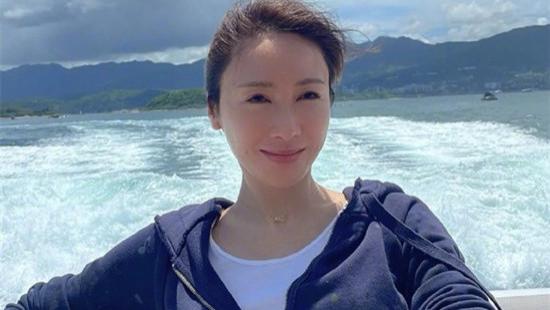 明星素颜|她曾是香港一代玉女，如今是身价百亿CEO，50岁素颜真面目曝光