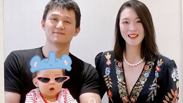张常宁|惠若琪妈妈怀抱外孙女，三代人齐聚！张常宁携爸妈比心，哥哥缺席