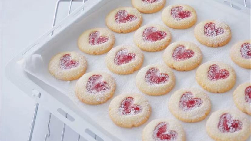 草莓|大家都在做的草莓味儿心形曲奇，连美食都是爱你的形状~ 跟着教程做起来！