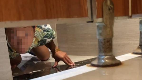 女子正在公厕方便，突然发现厕所门下方的缝隙处有一双眼睛在看着自己