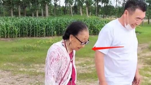 李玉成|李玉成直播秀恩爱，马玉琴满脸抗拒不配合，网友：都是财产惹的祸