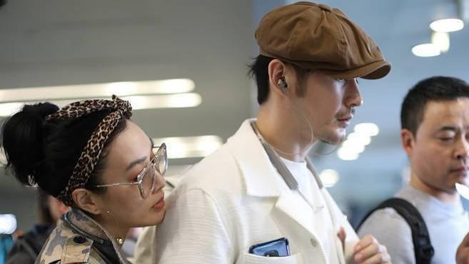 钟丽缇|“钟丽缇”被宠成公主！穿迷彩牛仔外套与张伦硕走机场，大秀恩爱