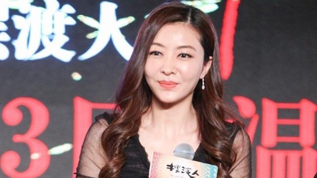 |熊黛林穿黑纱裙还挺妩媚，透着光的裙摆，看着更是吸人眼球