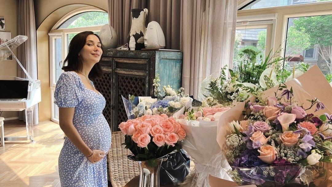 卢靖姗|卢靖姗晒庆生照，韩庚捧妻子孕肚恩爱出镜，超大豪华别墅内景曝光