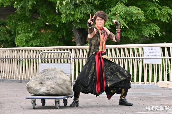 并肩作战|暴太郎战队:咚龙悟空造型公开,下周将会与太郎并肩作战!