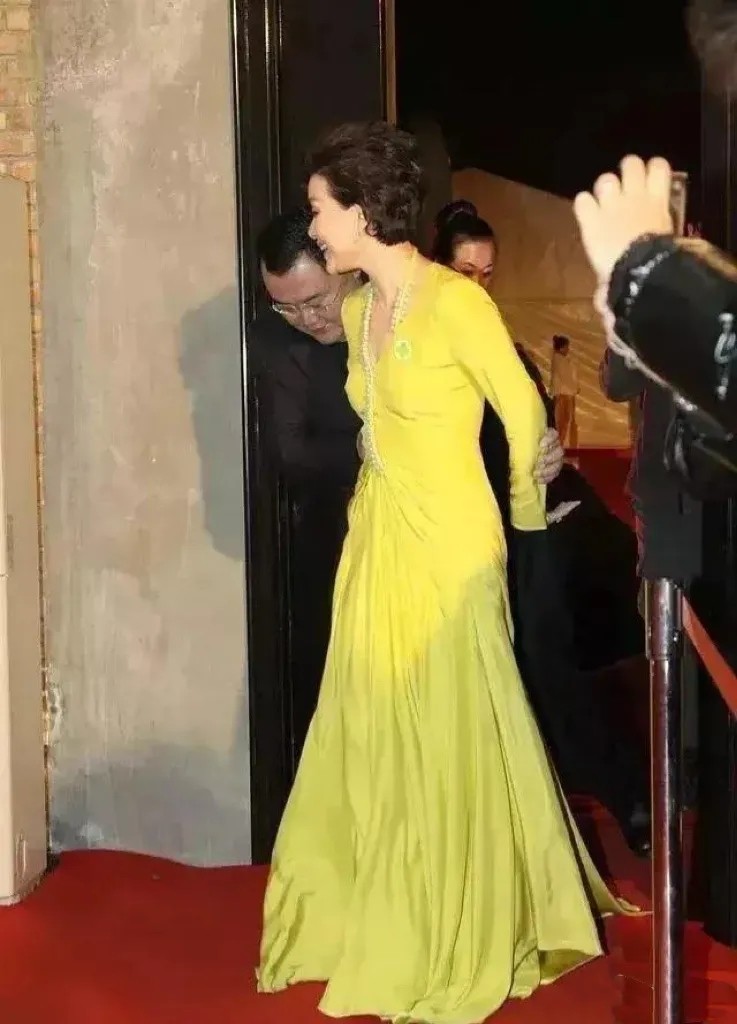 杨澜53岁还这么有气质！穿黄色礼裙高贵优雅，被老公宠成公主(图5)