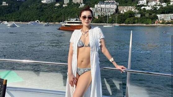 李嘉欣|52岁的李嘉欣身着比基尼，身着泳装，显出她的微胖，肚子上的肥肉夺人眼球