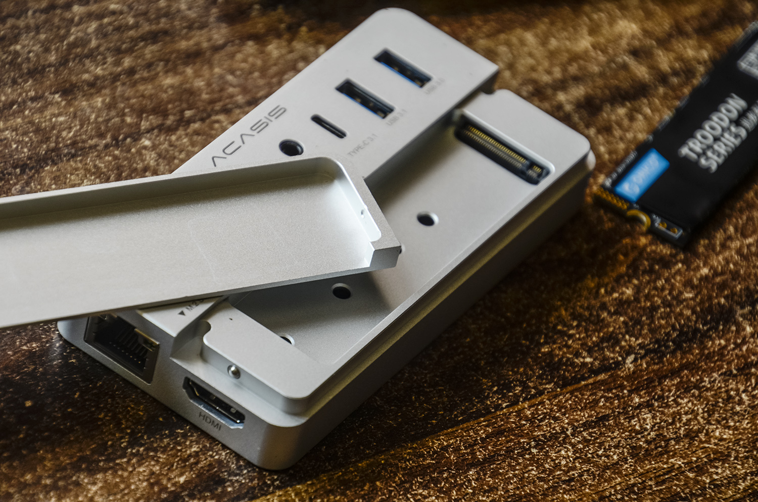 ssd|扩展接口十合一，数据供电一线通：阿卡西斯扩展坞