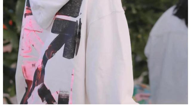 关晓彤|关晓彤的助理意外走红，二人同框被抓拍，引网友热议：衣品差距真大