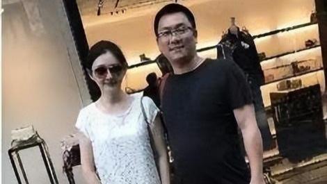 大S|大S被偶遇，踩布鞋十分平易近人，穿娃娃裙看起来真不像46岁的人