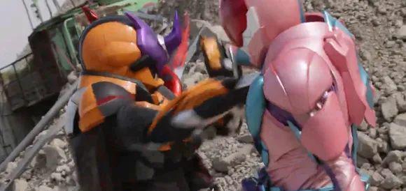 预告|假面骑士Revice夏季剧场版最新预告公开，三兄妹被新骑士狂揍