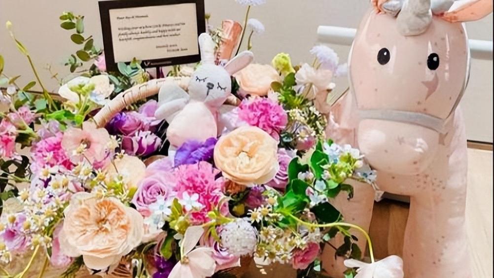 周杰伦|周杰伦晒小女儿的出生礼物：小宠物和鲜花，还有可爱的宝贝小衣服