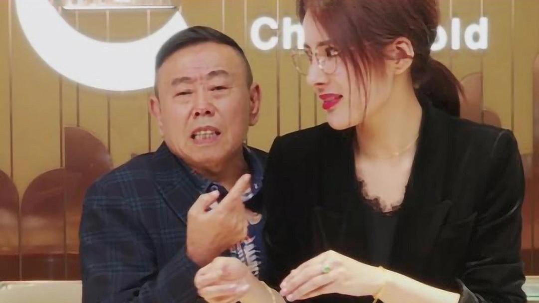 带货|65岁喜剧前辈名声毁尽，认辛巴当儿子带货捞金，跟女主播贴身互动