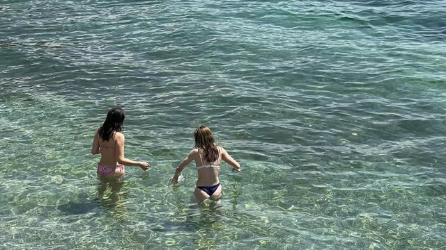 格雷|邓文迪大女儿泡海水里嗨玩！穿比基尼身材丰腴，背部厚实胳膊粗壮